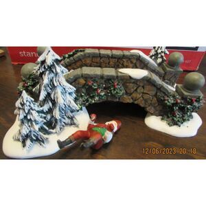 Dept 56 stone footbridge 56-52646 Christmas Tree village scene Santa holiday